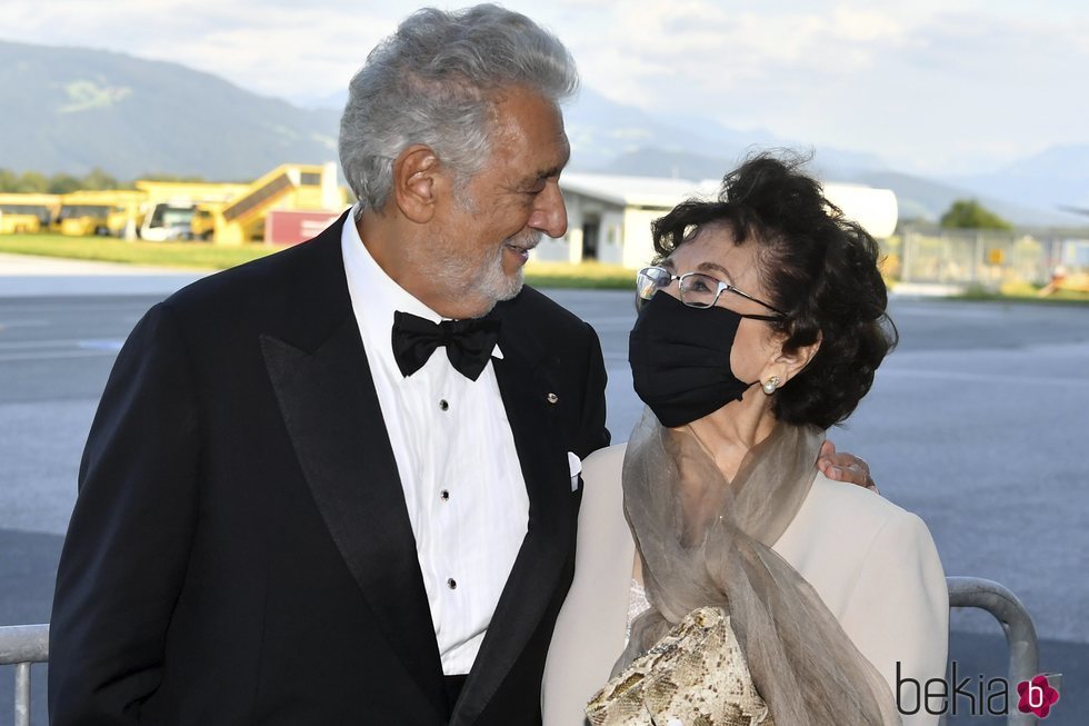 Plácido Domingo con su mujer en el Premio Austriaco de Teatro Musical 2020