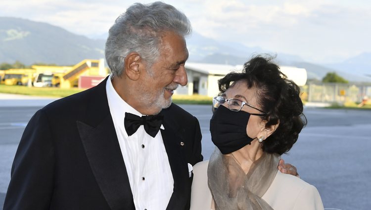 Plácido Domingo con su mujer en el Premio Austriaco de Teatro Musical 2020
