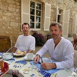 Los Príncipes Joaquín y Federico de Dinamarca desayunando juntos
