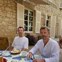 Los Príncipes Joaquín y Federico de Dinamarca desayunando juntos