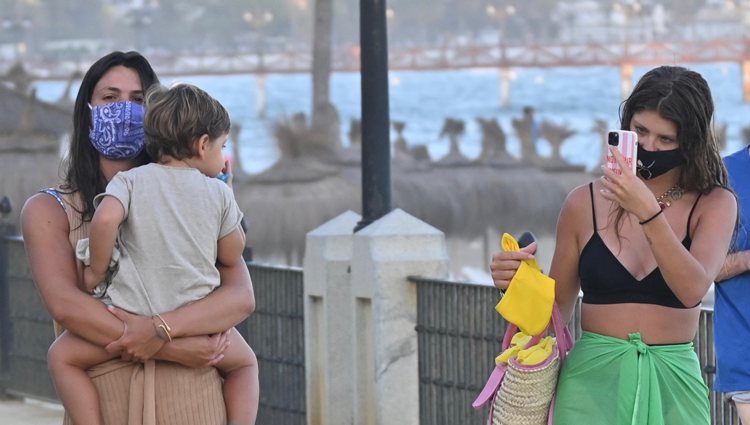 Anita Matamoros haciendo una foto a Matías, el hijo de Laura Matamoros, durante sus vacaciones en Marbella
