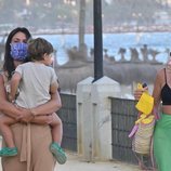 Anita Matamoros haciendo una foto a Matías, el hijo de Laura Matamoros, durante sus vacaciones en Marbella