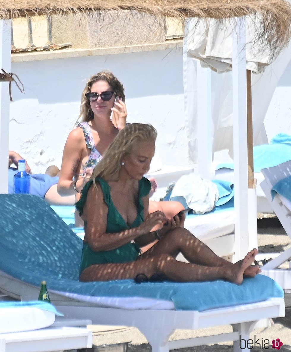 Mar Torres y Carmen Lomana coinciden durante sus vacaciones en Marbella