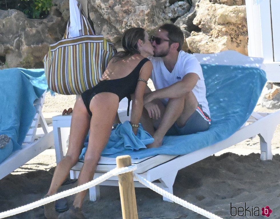 Amelia Bono y Manuel Martos besándose en la costa de Marbella