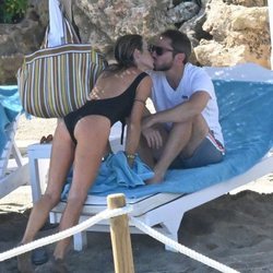 Amelia Bono y Manuel Martos besándose en la costa de Marbella