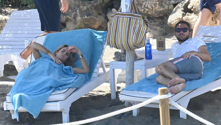 Amelia Bono y Manuel Martos relajados en la playa de Marbella