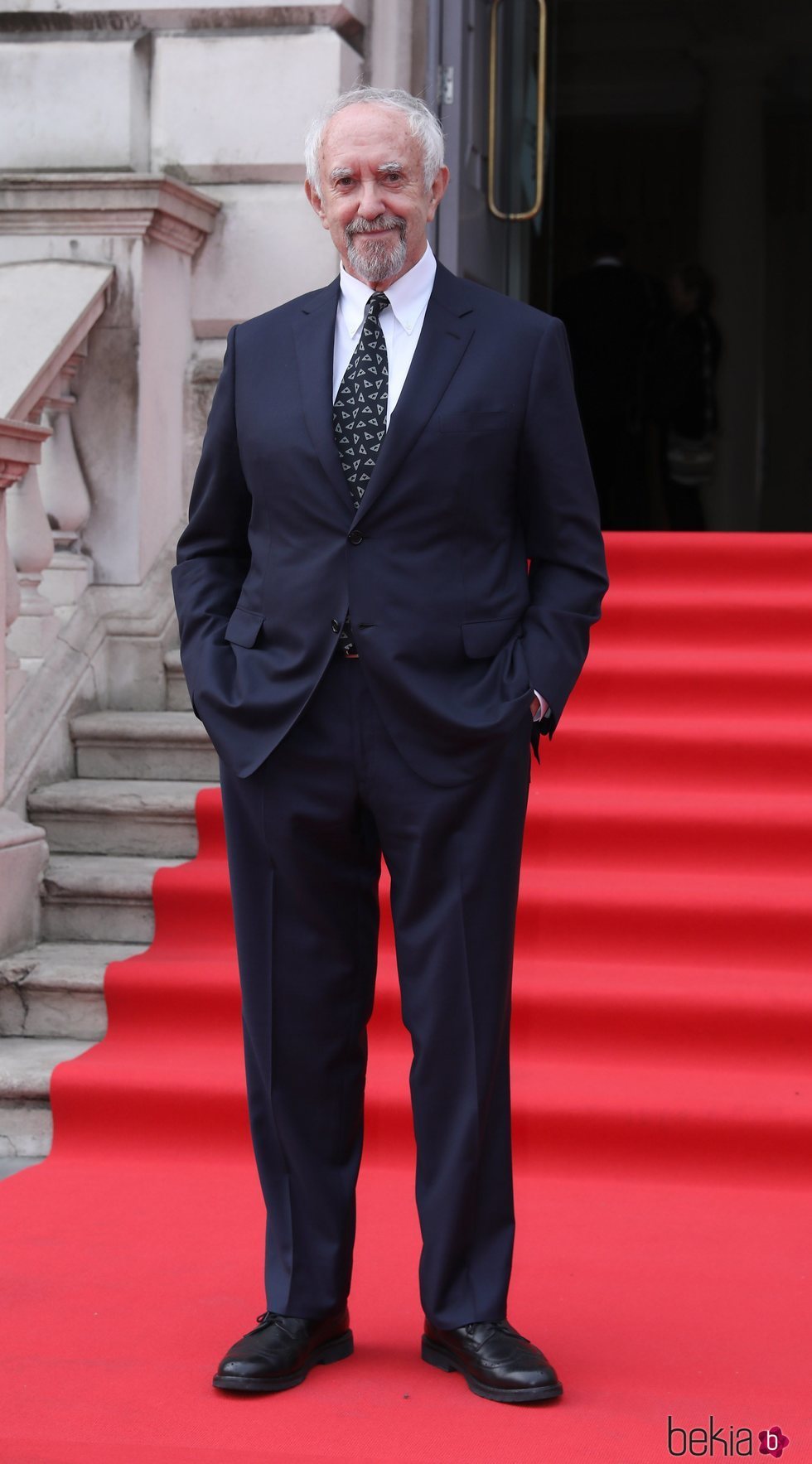 Jonathan Pryce en el estreno de 'La buena esposa' en Londres