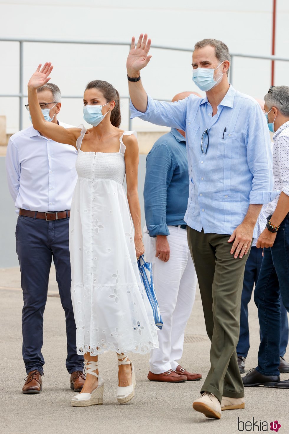 Los Reyes Felipe y Letizia saludando en Menorca