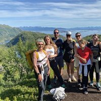 Sonia de Noruega, Haakon y Mette-Marit de Noruega, Ingrid Alexandra de Noruega, Marta de Luisa de Noruega y sus hijas haciendo senderismo en Dronningvarden