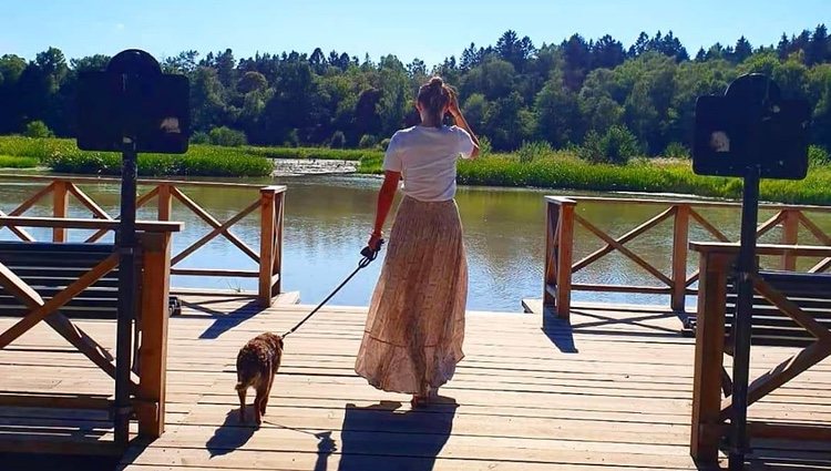 Sofia Hellqvist con su perro en un embarcadero de Djurgården