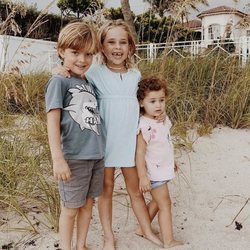 Leonor de Suecia, Nicolás de Suecia y Adrienne de Suecia en la playa en Florida