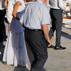 La Reina Letizia hablando con un anciano en Ibiza