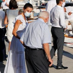 La Reina Letizia hablando con un anciano en Ibiza