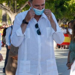 El Rey Felipe colocándose la mascarilla en Ibiza