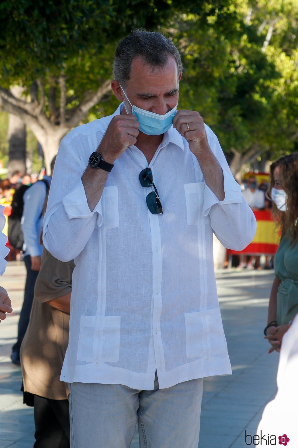 El Rey Felipe colocándose la mascarilla en Ibiza