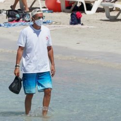Joaquín Prat en la orilla de la playa de Formentera durante sus vacaciones de verano