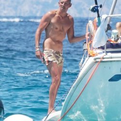 Joaquín Prat disfrutando de sus vacaciones de verano en un barco en Formentera