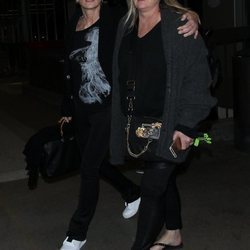 Sharon Stone y su hermana Kelly paseando juntas por Los Ángeles
