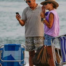 'El Cordobés' y Virginia Troconis en la playa de Marbella