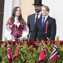 Haakon de Noruega, Ingrid Alexandra de Noruega y Sverre Magnus de Noruega en el Día Nacional de Noruega 2020