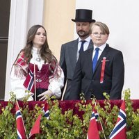 Haakon de Noruega, Ingrid Alexandra de Noruega y Sverre Magnus de Noruega en el Día Nacional de Noruega 2020