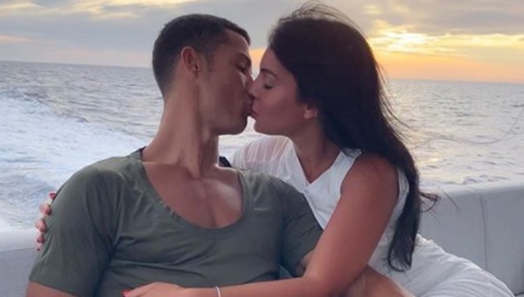 Cristiano Ronaldo y Georgina Rodríguez besándose en su barco