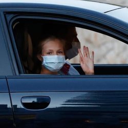 La Princesa Leonor saluda desde el coche a su llegada a Mallorca con la Familia Real