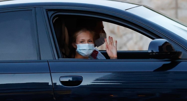 La Princesa Leonor saluda desde el coche a su llegada a Mallorca con la Familia Real