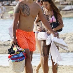 Fani y Christofer disfrutando de un día de playa en Ibiza