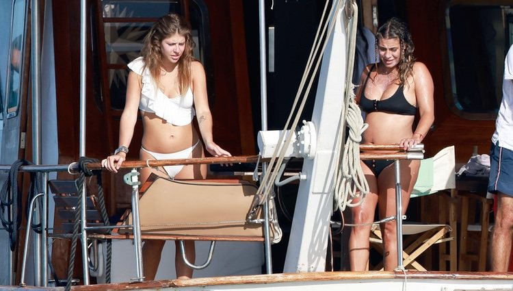 Elena Tablada y Anita Matamoros en un barco en Ibiza