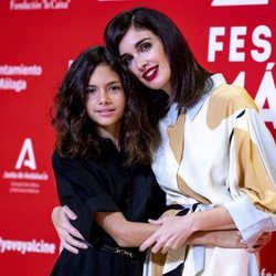 Paz Vega y su hija, Ava Salazar, posando juntas en el Festival de Málaga 2020