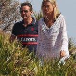 Enrique Ponce y Ana Soria en una playa de Almería durante sus vacaciones