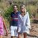 Enrique Ponce y Ana Soria con amigos en una playa de Almería