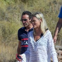 Enrique Ponce y Ana Soria de paseo por una playa de Almería durante sus vacaciones