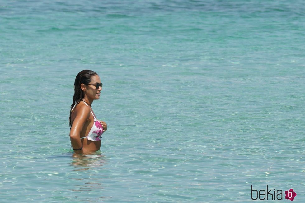 Lara Álvarez disfrutando de un baño en Formentera