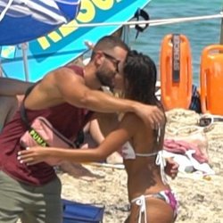 Lara Álvarez abrazando a AdriánTorres en una playa de Formentera