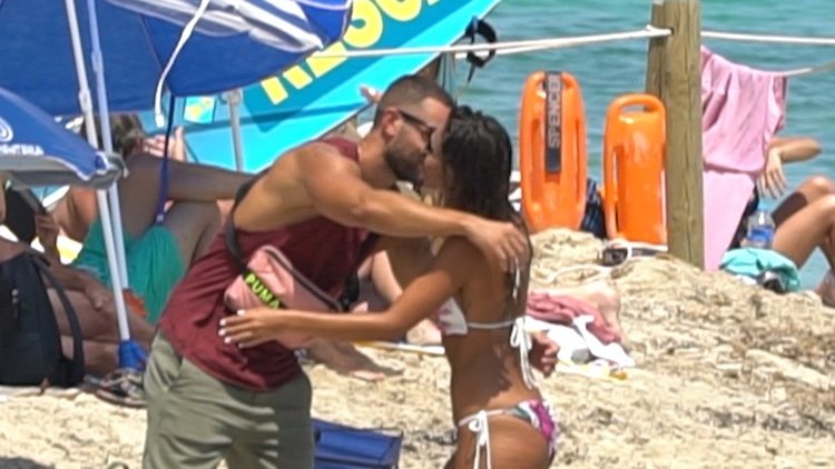 Lara Álvarez abrazando a AdriánTorres en una playa de Formentera
