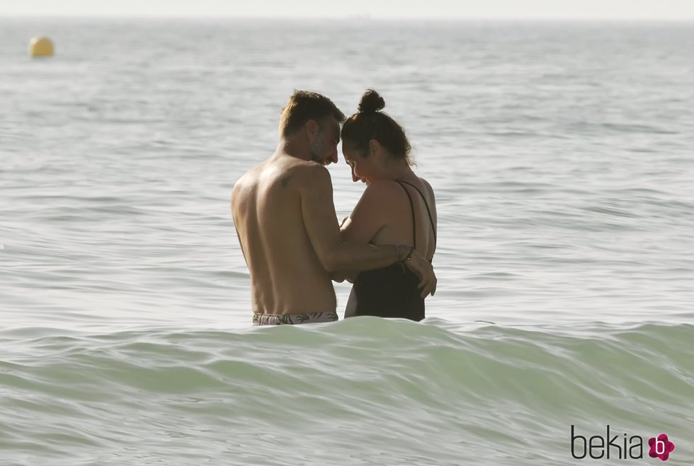 Ana Milán, cariñosa con su novio en el mar de Cádiz