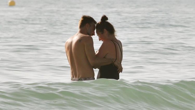 Ana Milán, cariñosa con su novio en el mar de Cádiz