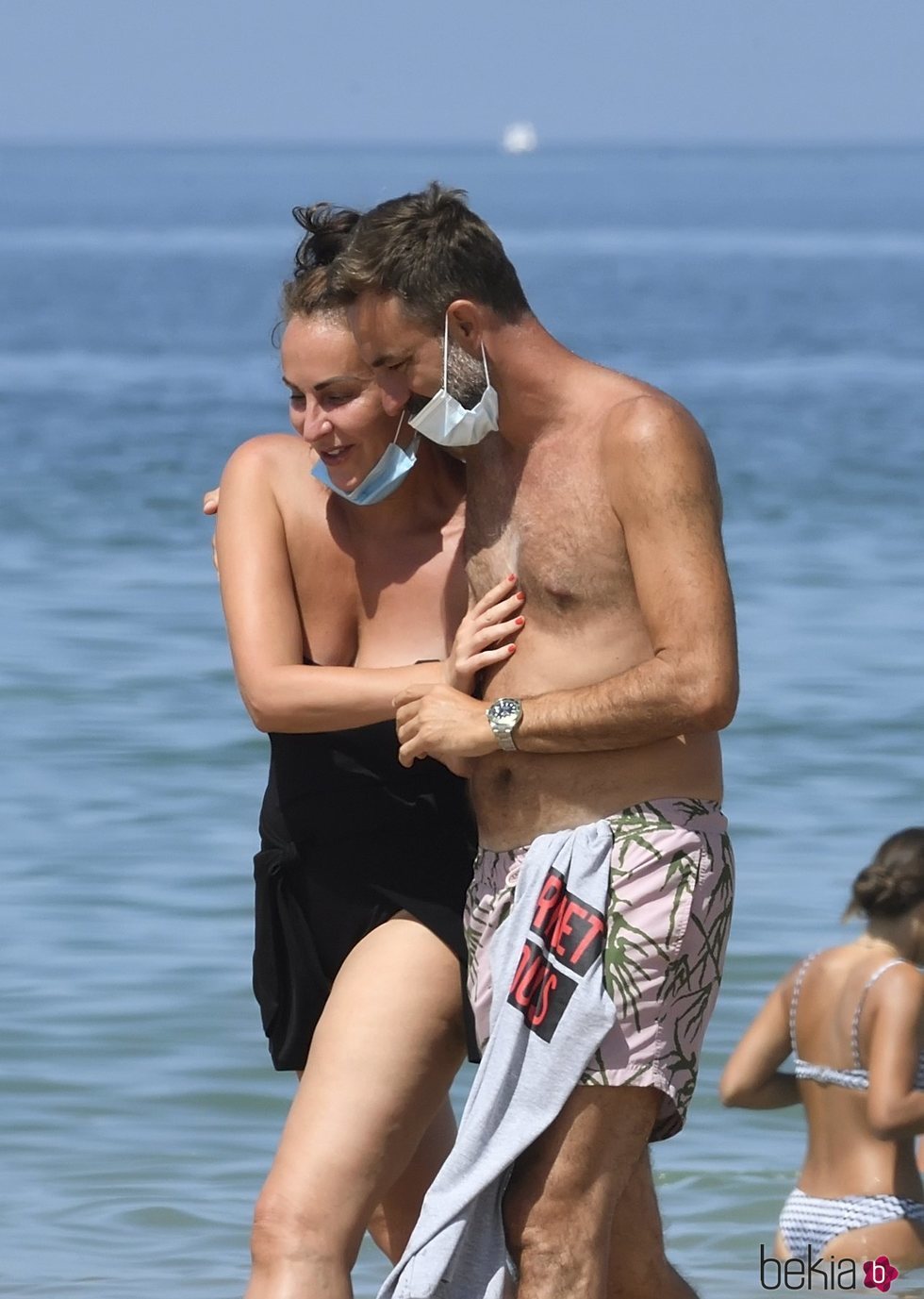 Ana Milán paseando con su novio en la playa de Cádiz