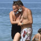 Ana Milán paseando con su novio en la playa de Cádiz