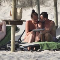 Ana Milán, acaramelada con su novio en unas tumbonas durante sus vacaciones en Cádiz