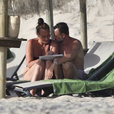Ana Milán, acaramelada con su novio en unas tumbonas durante sus vacaciones en Cádiz