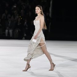Gigi Hadid desfilando para Jacquemus en la presentación de su colección prêt-à-porter otoño 2020
