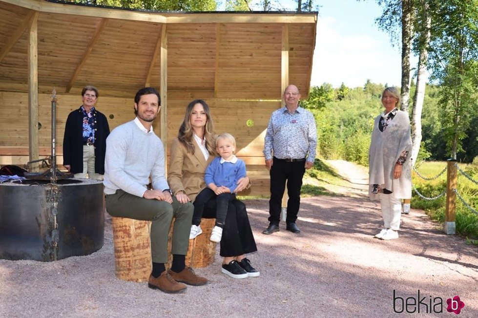 Gabriel de Suecia con sus padres y autoridades en un acto oficial en Säterdalen