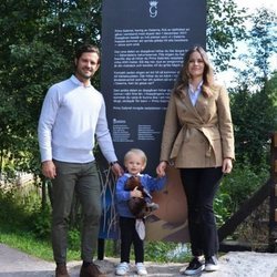 Carlos Felipe de Suecia y Sofia Hellqvist con su hijo Gabriel de Suecia en Dalarna
