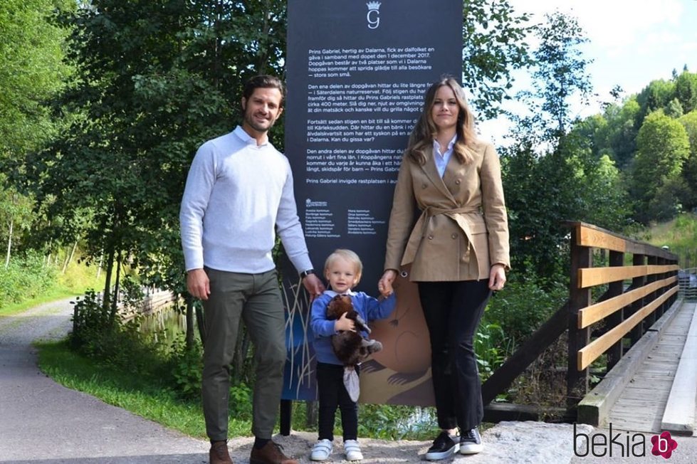 Carlos Felipe de Suecia y Sofia Hellqvist con su hijo Gabriel de Suecia en Dalarna