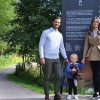 Carlos Felipe de Suecia y Sofia Hellqvist con su hijo Gabriel de Suecia en Dalarna