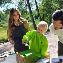 Carlos Felipe de Suecia y Sofia Hellqvist miran a su hijo Gabriel de Suecia pintando en Dalarna