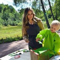 Carlos Felipe de Suecia y Sofia Hellqvist miran a su hijo Gabriel de Suecia pintando en Dalarna